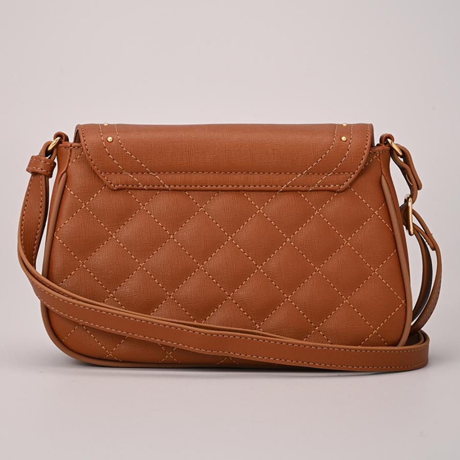 CARTERA CON APLIQUES DE METAL